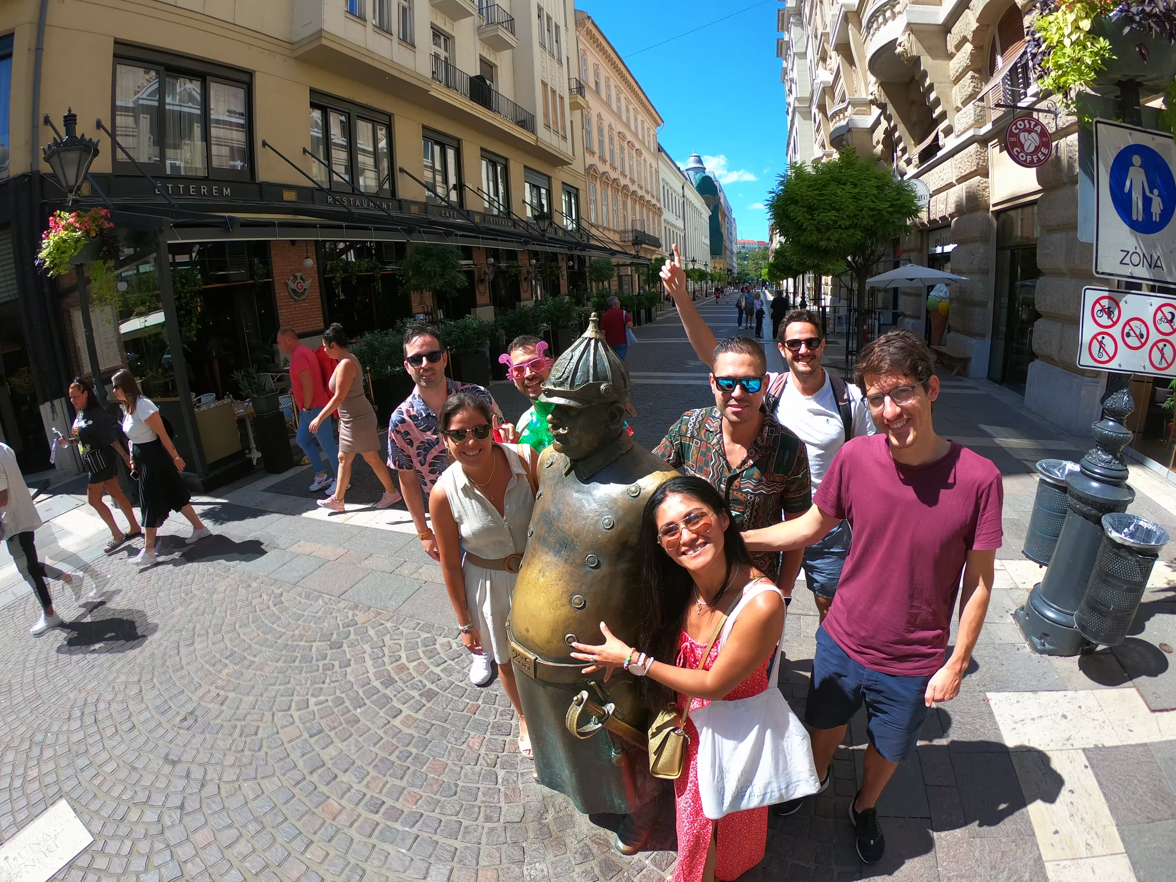 Viajeros del free tour Budapest caminando por el centro